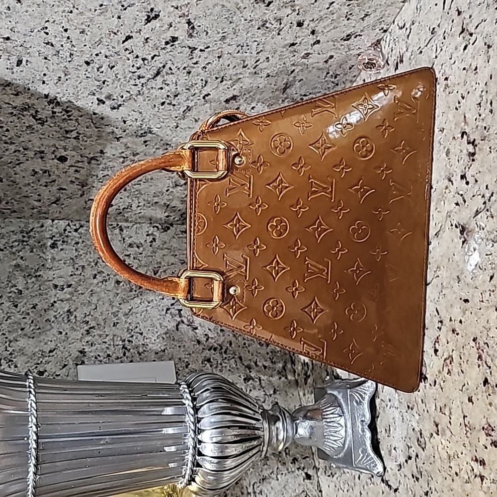 Louis Vuitton rare Vernis triangular pocketbook gold inside peeling. See picture